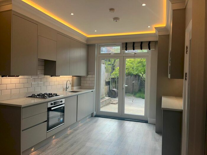 2 Bedroom Flat To Rent In Arragon Gardens, London, SW16