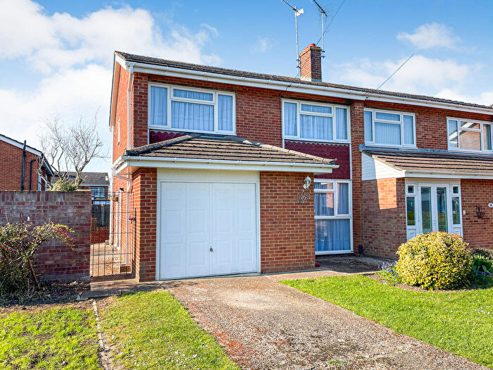 3 Bedroom Semi Detached House For Sale In Barton Drive, Hedge End, SO30