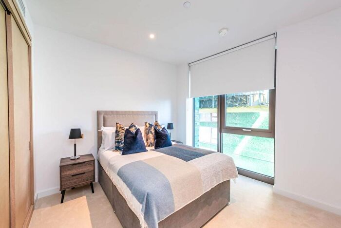 1 Bedroom Flat To Rent In Legacy Gardens, Nine Elms, London, SW11