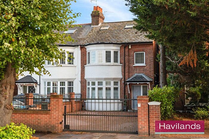 5 Bedroom Semi-detached House For Sale In Village Road, Enfield, EN1