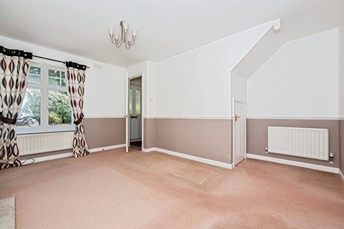 2 Bedroom Semi-Detached House For Sale In Newburgh Road, Grays, RM17