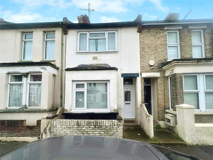 3 Bedroom Terraced House To Rent In Priestfield Road, Gillingham, Kent, ME7