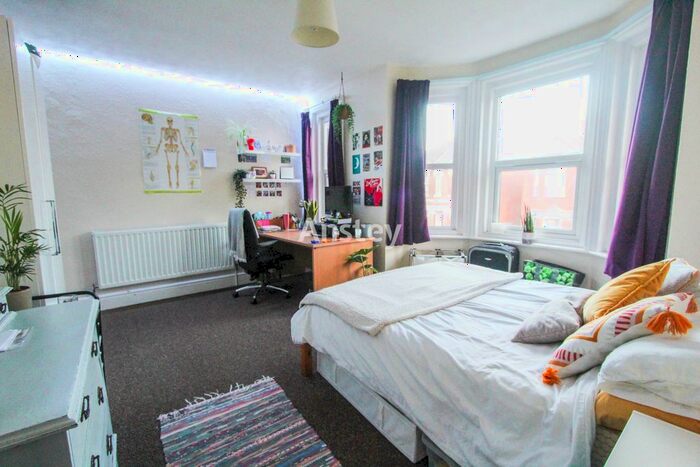 5 Bedroom Semi-Detached House To Rent In Newcombe Road, Southampton, SO15