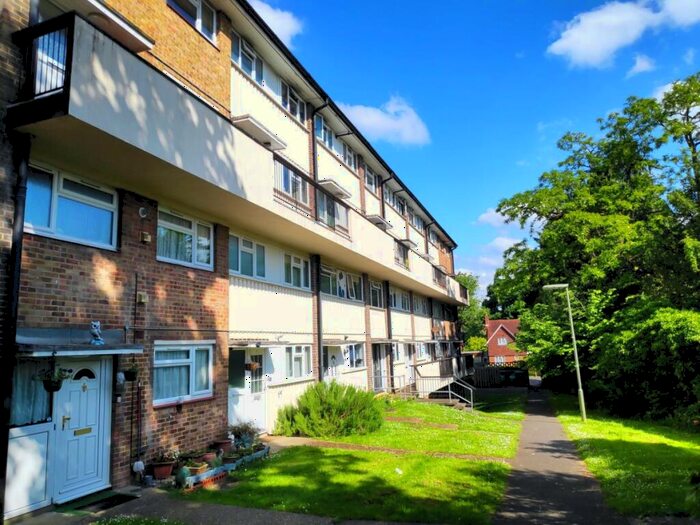 2 Bedroom Flat To Rent In Rutland Close, Redhill, RH1