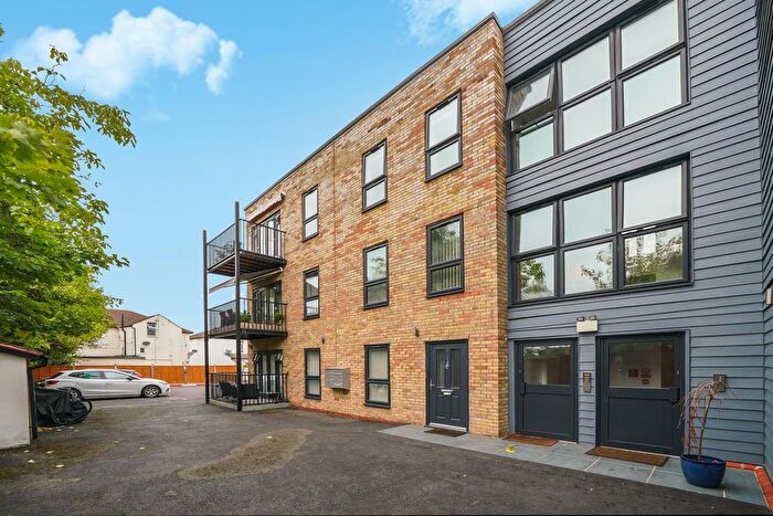 2 Bedroom Flat For Sale In Beulah Road, Thornton Heath, CR7