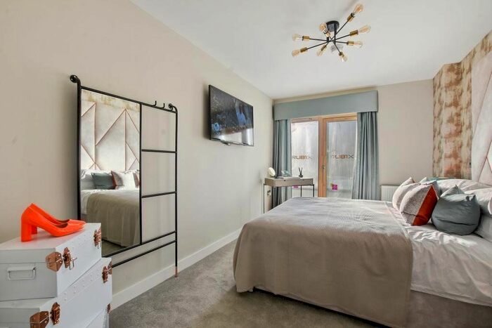 2 Bedroom Flat To Rent In High Street, Southall, UB1