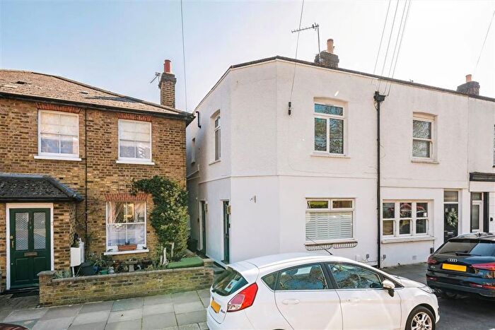 1 Bedroom Flat For Sale In Walpole Road, Teddington, TW11