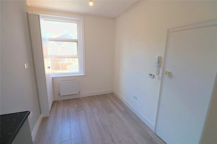 Studio To Rent In West Hendon Broadway, London, NW9