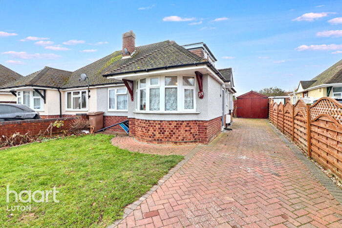 3 Bedroom Semi-Detached Bungalow For Sale In Poplar Avenue, Luton, LU3