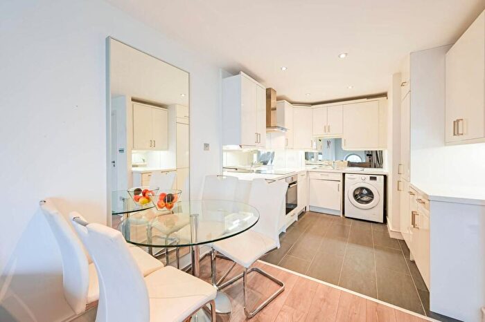 2 Bedroom Flat For Sale In Westferry Road, Docklands, London, E14
