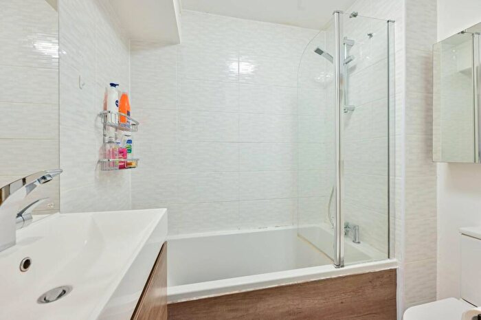 2 Bedroom Flat To Rent In Brunswick Quay, Rotherhithe, London, SE16