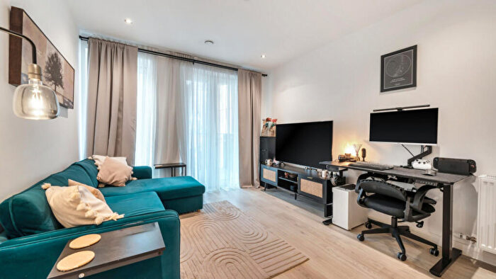 1 Bedroom Flat For Sale In Chiffon Apartments, Cendal Crescent, Whitechapel, E1