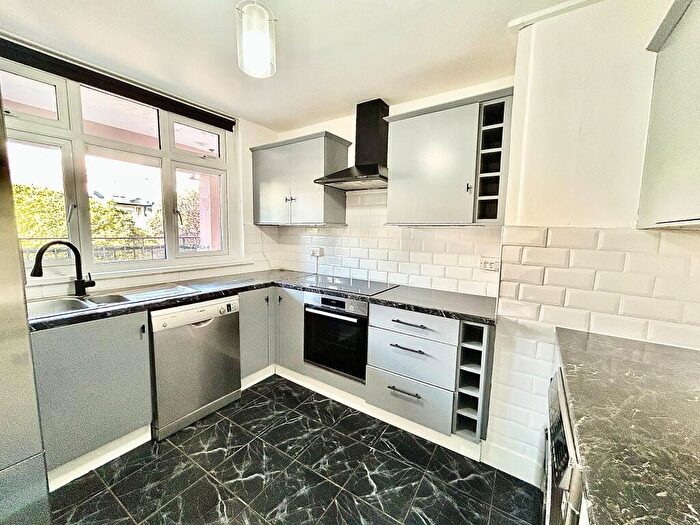 3 Bedroom Flat To Rent In Aldriche Way, Chingford, E4