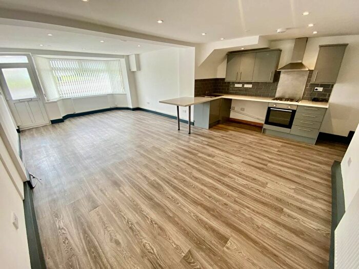 3 Bedroom Flat To Rent In Carmarthen Road, Cwmdu, Swansea, SA5