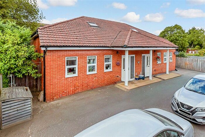 2 Bedroom Chalet For Sale In New Hythe Lane, Larkfield, Kent, ME20
