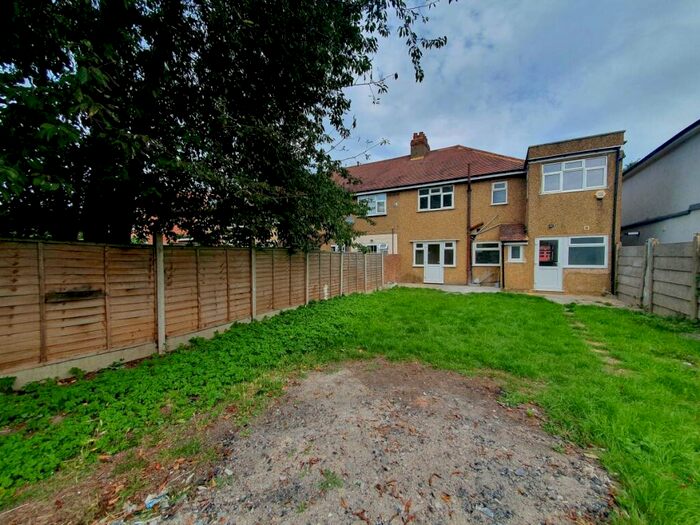 6 Bedroom Semi-Detached House To Rent In Church Street, Edmonton, N9