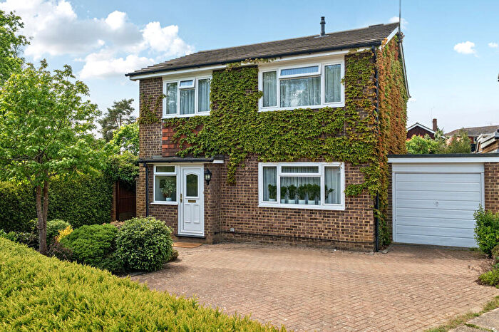 4 Bedroom Link Detached House For Sale In Mower Place, Cranleigh, GU6