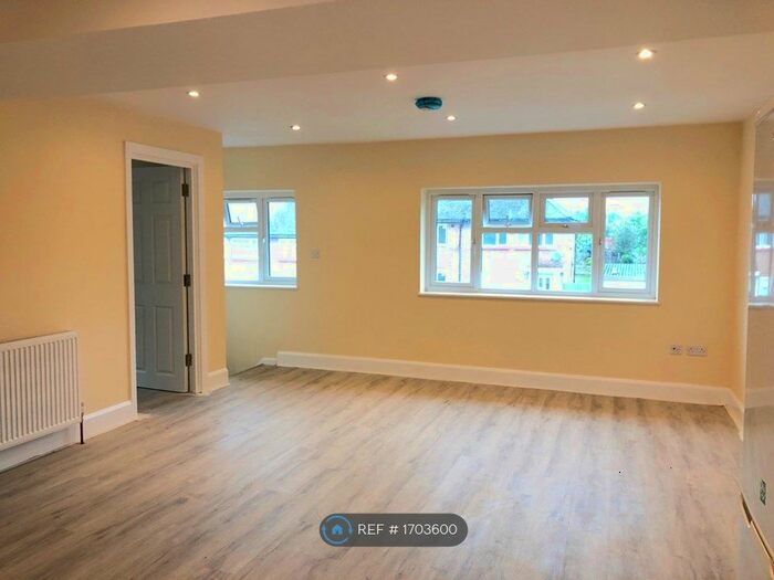 2 Bedroom Flat To Rent In King George Road, Ware, SG12