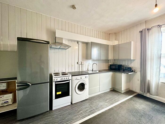 1 Bedroom Flat To Rent In Temple Crescent, LS11