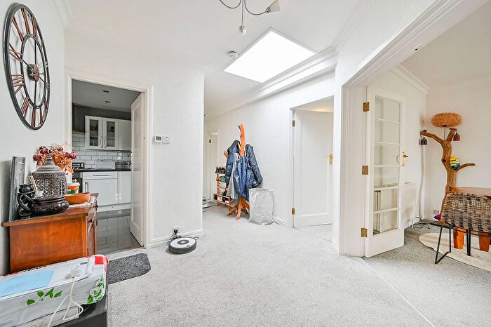 3 Bedroom Flat To Rent In Hanger Green, Hanger Hill, London, W5