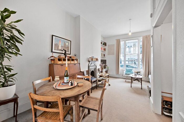 1 Bedroom Flat For Sale In Almeida Street, Barnsbury, N1