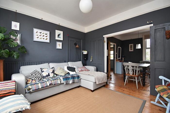 2 Bedroom Semi-detached House For Sale In Edwin Road, Hastings, TN35