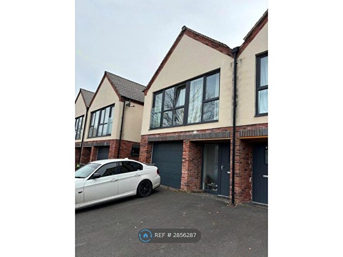 4 Bedroom Semi Detached House To Rent In Saxon Way, Droitwich, WR9