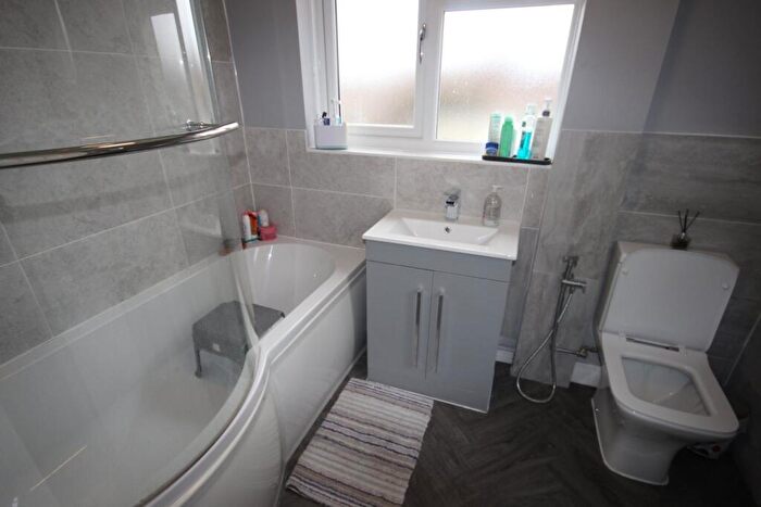 4 Bedroom House To Rent In Dawesmoor Close, Slough, SL2