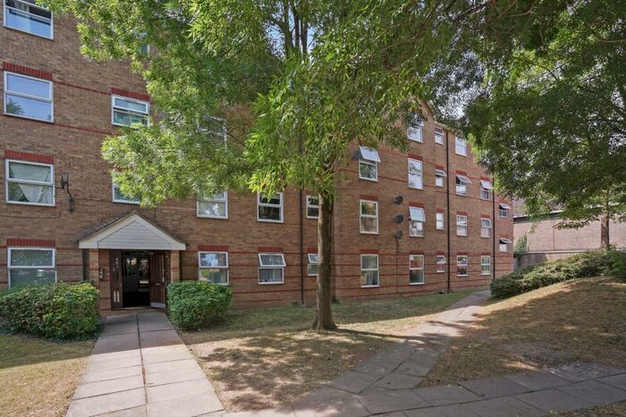 2 Bedroom Flat To Rent In Cassis Court, Chigwell Lane, Loughton -, IG10