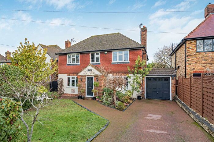4 Bedroom Detached House For Sale In Beech Close, Effingham, Leatherhead, KT24