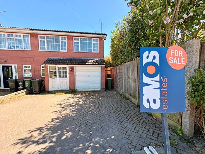 4 Bedroom Semi-Detached House For Sale In Woodside Chase, Hockley, Essex, SS5