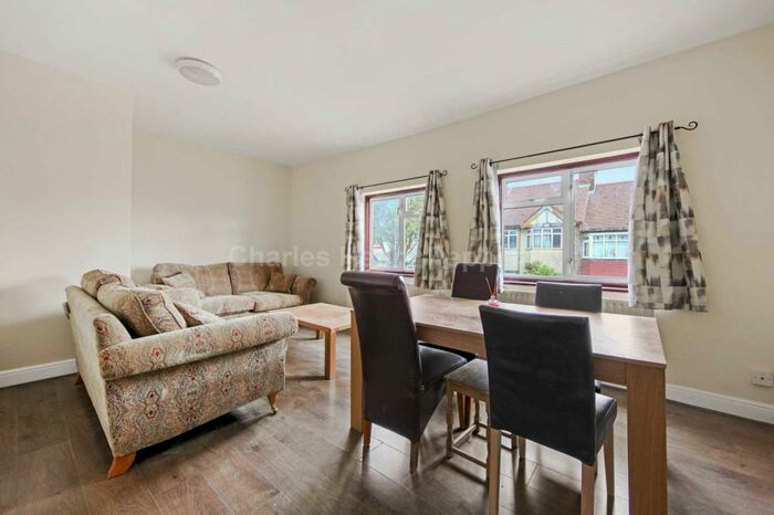 3 Bedroom Apartment To Rent In Long Lane, Finchley, N3