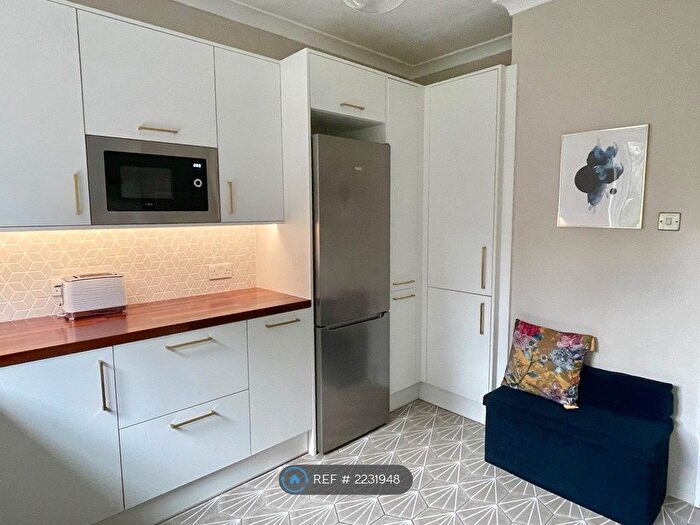 2 Bedroom Flat To Rent In Bushey Mansions, London, SW20