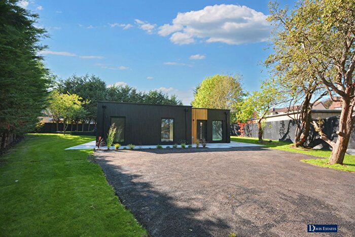 3 Bedroom Bungalow For Sale In Kenley Gardens, Hornchurch, RM12