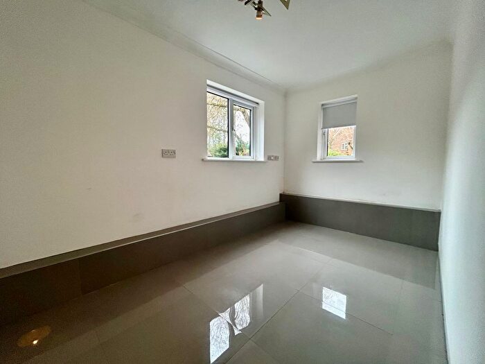 1 Bedroom Flat For Sale In Bassett Crescent West, Southampton, SO16