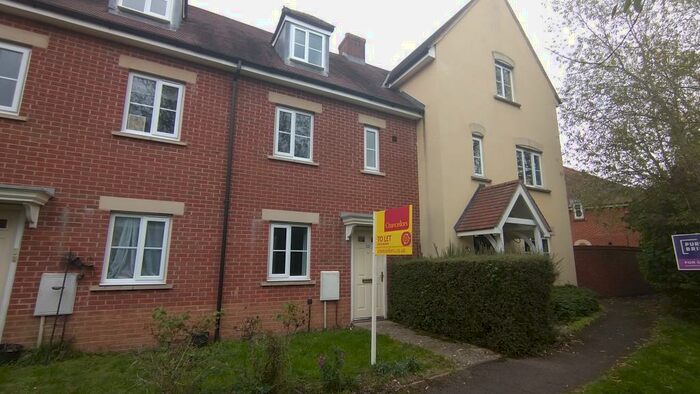 4 Bedroom Terraced House To Rent In Fallows Road, Reading, RG7