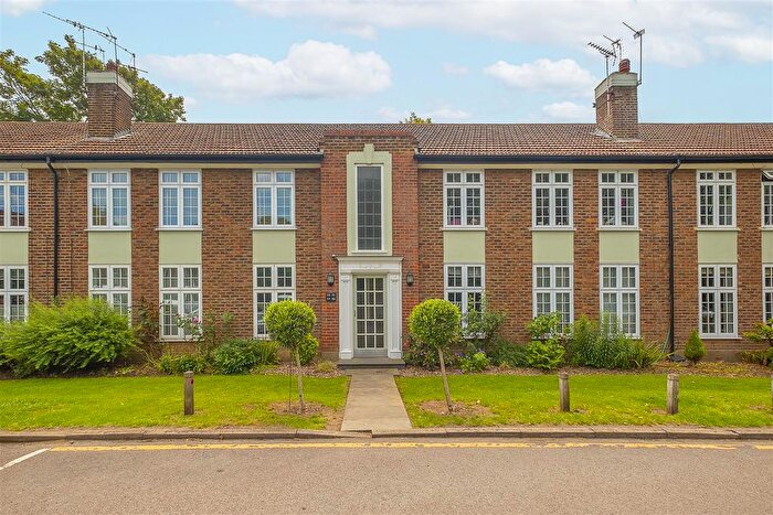 2 Bedroom Flat For Sale In Portsmouth Road, Thames Ditton, KT7