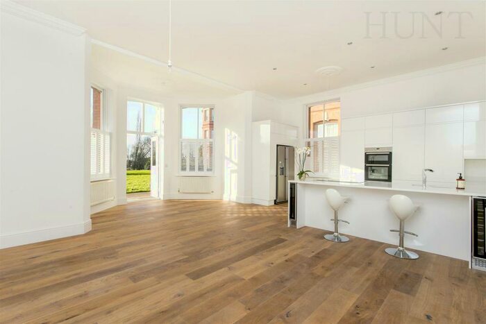 3 Bedroom Apartment To Rent In Osborne House, Repton Park, Woodford Green, Essex, IG8