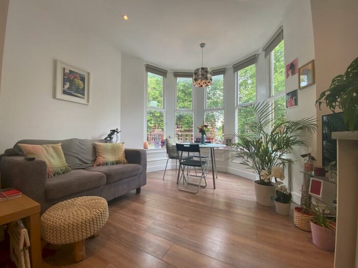 2 Bedroom Flat To Rent In Penylan Rd, Penylan, CF23