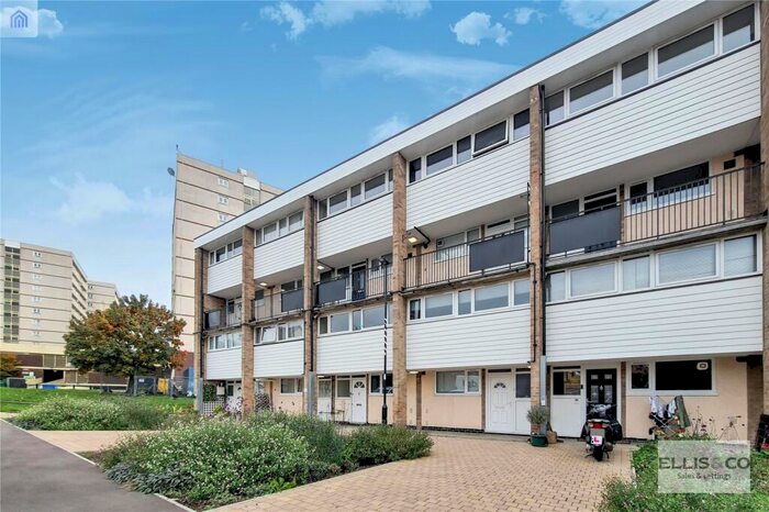 2 Bedroom Maisonette To Rent In Blossom Lane, Enfield, EN2