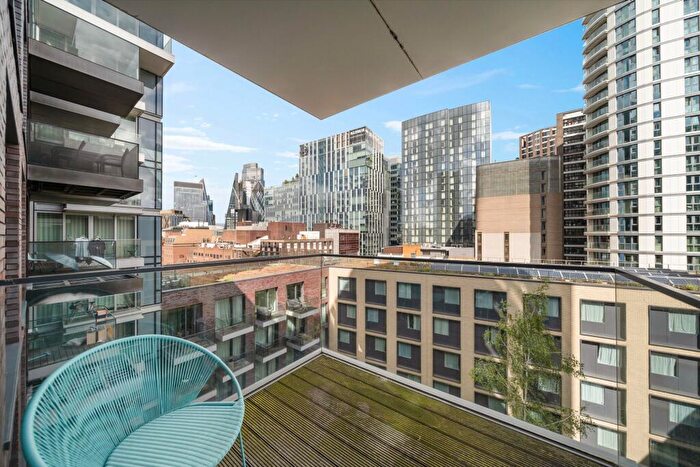 2 Bedroom Apartment To Rent In Satin House, Piazza Walk, E1