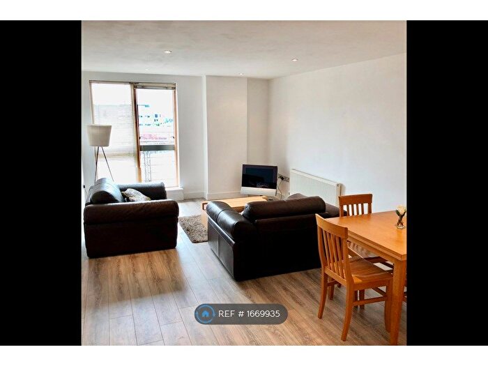 2 Bedroom Flat To Rent In Bowman Lane, Leeds, LS10