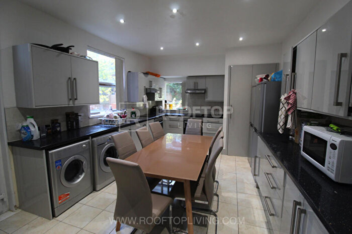 10 Bedroom House To Rent In Bainbrigge Road, Leeds, LS6
