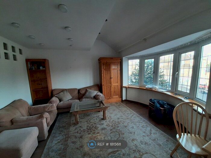 3 Bedroom Flat To Rent In Gunnersbury Lane, London, W3