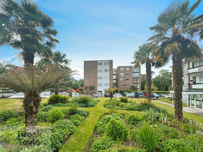 2 Bedroom Flat For Sale In Winnals Park, Paddockhall Road, Haywards Heath, RH16