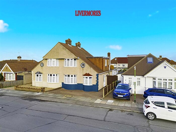 4 Bedroom Semi Detached House For Sale In Wentworth Drive, Dartford, DA1