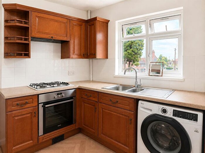 2 Bedroom Maisonette For Sale In Blackberry Farm Close, Heston, TW5