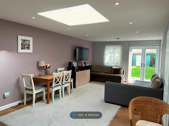 2 Bedroom Flat To Rent In Pond Meadow, Guildford, GU2