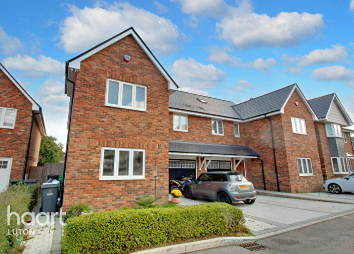 5 Bedroom Semi-Detached House For Sale In Cherry Gate Gardens, Luton, LU1