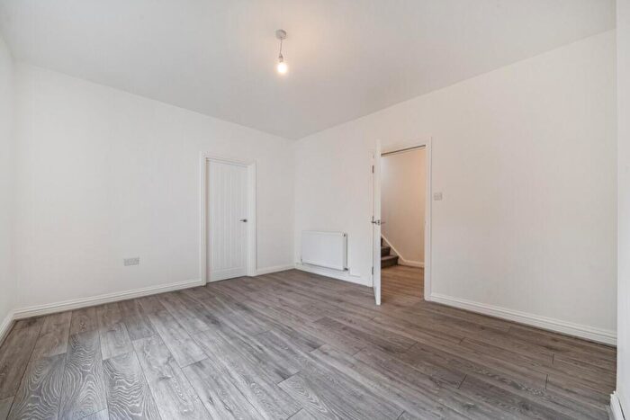 3 Bedroom Terraced House For Sale In Lullington Road, Anerley, London, SE20